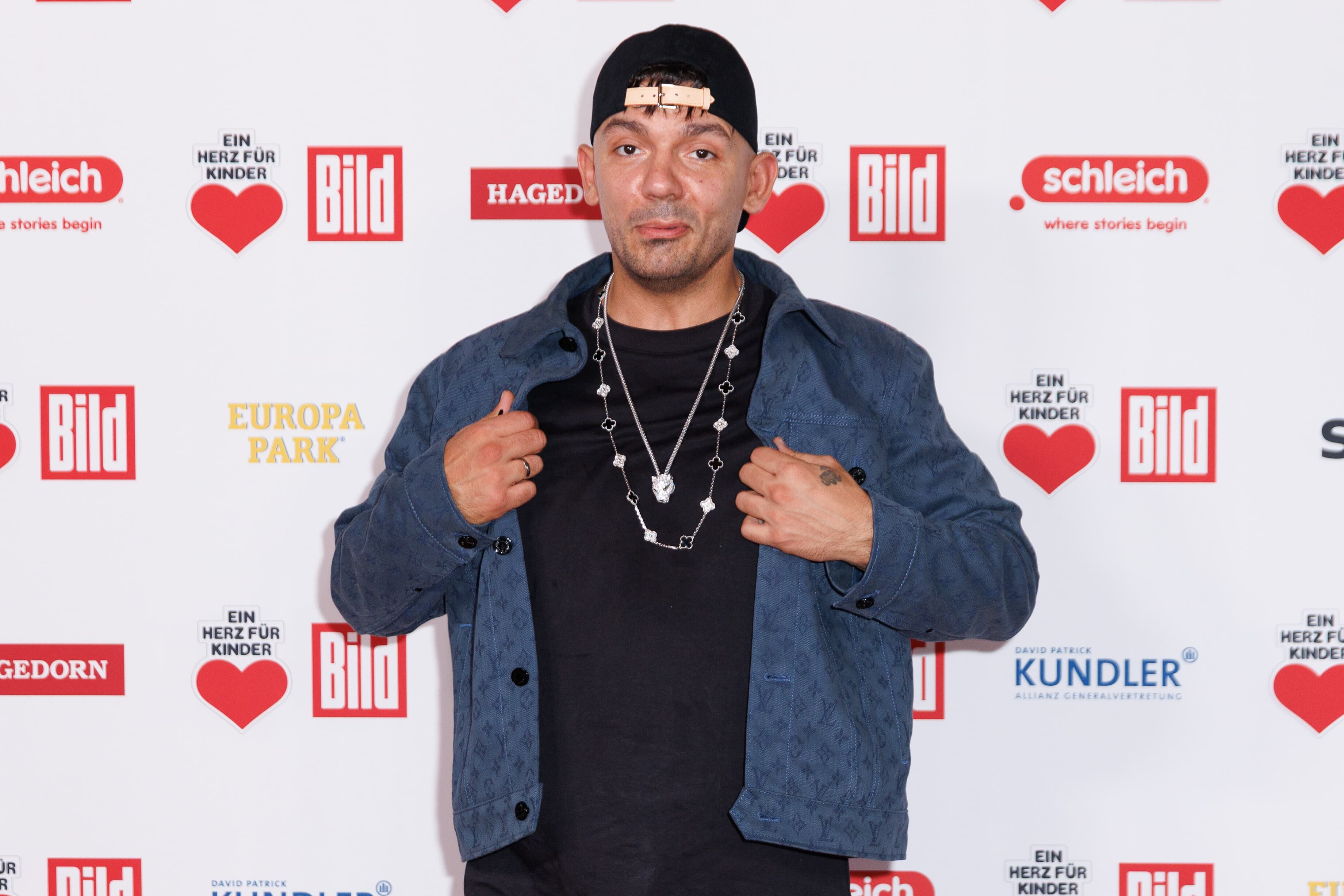 Ärger um Glücksspiel: Rapper Capital Bra soll 250.000 Euro zahlen ...