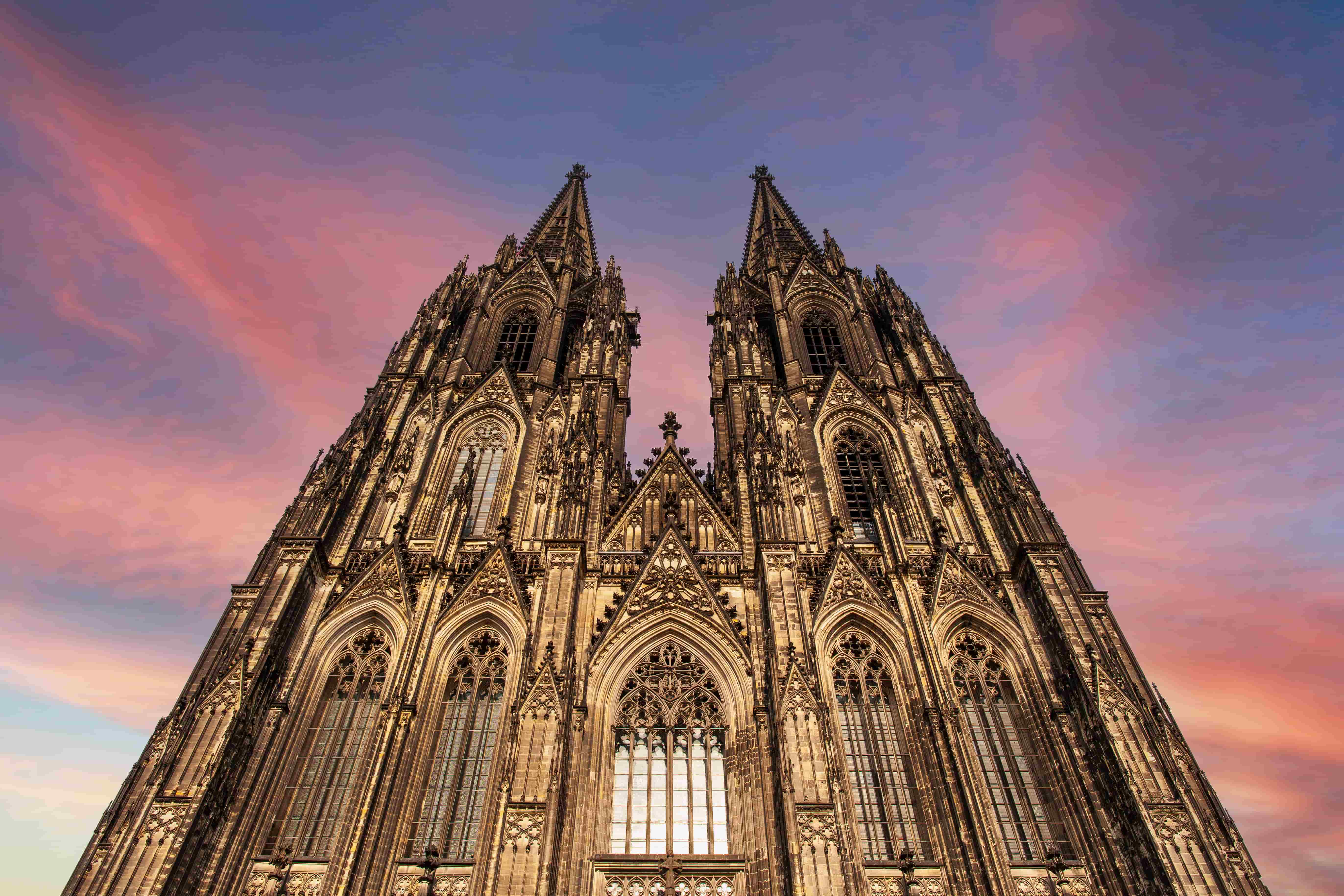 Katholische Kirche: Rekordsumme für Missbrauchsopfer angekündigt | beck ...