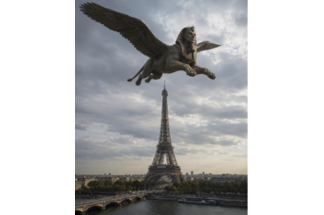 Über einer Stadtansicht von Paris mit dem Eiffelturm im Zentrum fliegt mit ausgebreiteten Schwingen eine Sphinx.